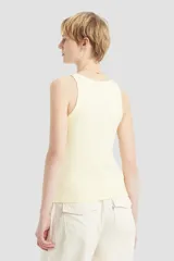 Musculosa amarilla de modal con cuello redondo y sisas anchas.