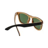 Lentes de sol con marco de madera color marrón y patillas de madera clara. Lentes verdes.