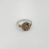 Anillo de plata 925 con apliques de oro 9k. Diseño con motivos de costura: tijeras, dedal y botones.