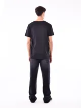 Remera negra de corte regular con estampa frontal de una moto y la frase "Start your engine".
