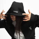 Campera gris melange con cierre frontal, capucha y bolsillos laterales con cierre. Tiene un logo pequeño en el pecho.