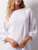 Blusa blanca texturada marca Ruby Rd, con escote redondo y mangas 3/4 con puño elastizado y apliques de broderie. Confeccionada en poliéster y elastano.