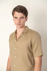 Camisa de manga corta color beige, corte hawaiano y confeccionada en lino.