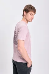 Remera manga corta color rosa con estampa de una ola y texto "Fujisawa Beach" en la espalda.