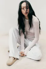 Pantalón de tiro bajo con elástico y cordón ajustable en la cintura, bolsillos al bies y piernas rectas. Confeccionado en tejido liviano con lino en la trama y estampado a rayas verticales en tonos celeste y beige.