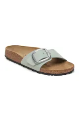 Sandalias Birkenstock modelo Madrid Big Buckle, color verde salvia, con hebilla grande plateada ajustable, plantilla anatómica de corcho y látex, y suela de EVA.