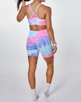 Conjunto deportivo de calza corta y top, con estampado tie-dye en tonos celeste, rosa y lila.