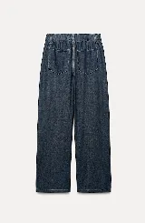 Pantalón denim fino color marrón, de corte amplio y tiro alto, con elástico en la parte trasera de la cintura y lazo ajustable.