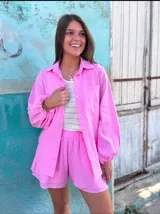 Conjunto de camisa manga globo y short forrado, color celeste.