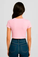 Remera cropped celeste con estampado de sol en el centro.