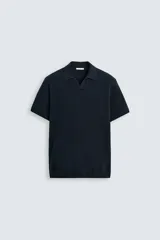 Polo de hombre color azul marino, de punto con textura, cuello solapa con abertura frontal, manga corta y corte regular.