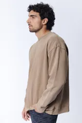 Buzo deportivo color visón con cuello redondo y mangas largas.