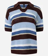 Remera oversized de punto con rayas horizontales en tonos marrón, celeste y blanco. Presenta cuello polo y mangas cortas.