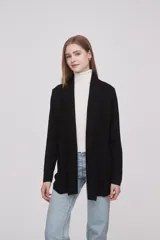 Saco negro de viscosa con textura acanalada, corte holgado y mangas largas.