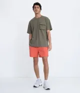 Bermuda short color naranja, de corte recto, con cintura elástica y bolsillos laterales.
