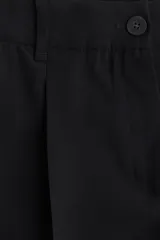 Short negro de vestir con cierre y botón, bolsillos al bies y bolsillo trasero decorativo. Piernas con pinzas y pliegues adelante y atrás.