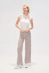 Remera blanca de poliéster calado, de manga corta, corte ajustado y cuello redondo.