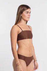 Bombacha de bikini tiro medio color marrón chocolate, con corte clásico y cobertura moderada.