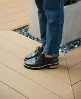 Zapato acordonado color bronce de cuero vacuno con perforaciones decorativas, taco de madera con folia en cuero de 4cm y entre suela de goma de 1,5cm. Horma de punta redonda y cómoda.