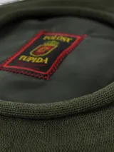 Boina de tejido de punto color beige, con etiqueta interior de la marca Tolosa.