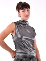 Top plateado brillante con cuello alto y sin mangas.