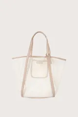 Bolso tipo tote de malla color crema con detalles en cuero sintético color beige. Tiene doble asa de hombro y bolsillo interior. Incluye etiqueta colgante de la marca.