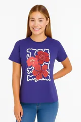 Remera color crudo con estampado de flores en tonos rosa, verde y beige.