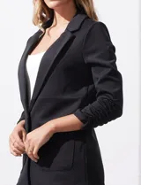 Blazer verde manzana marca Robert Louis, con cuello con solapa, abertura central con botón, bolsillos delanteros y mangas ¾ con frunce.