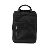 Mochila negra de poliéster con cierre. Tiene un compartimento principal, un bolsillo interno con cierre, dos bolsillos internos abiertos y dos bolsillos externos con cierre. Las correas son regulables y las asas fijas. Tiene herrajes plateados y capacidad para una notebook de hasta 16".