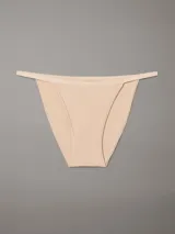 Conjunto de lencería color piel, compuesto por un corpiño triangular de breteles finos y una tanga de tiro bajo.