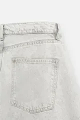 Pantalón de jean negro de corte amplio, estilo balloon fit, con cinco bolsillos, efecto lavado y cierre frontal con botones.