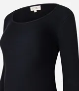 Pijama largo de dos piezas: blusa de canalé negra de manga larga y pantalón de viscosa con estampado de leopardo y lazos en las perneras.