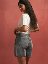 Short celeste de jean con corte a la rodilla.