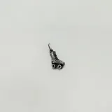 Dije en forma de patín de cuatro ruedas, fabricado en plata 925.