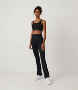 Pantalón deportivo negro de microfibra con cintura alta y corte recto.