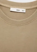 Remera color arena de algodón de gramaje grueso, con cuello redondo y corte oversize.