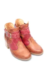Bota clásica de vestir con hebilla, tacón medio y diseño en cuero marrón claro.