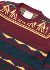 Buzo de punto color borgoña con cuello redondo y diseño geométrico multicolor.