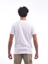 Remera azul de corte clásico y mangas cortas.