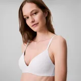 Conjunto de ropa interior Calvin Klein color blanco, compuesto por un sujetador sin aro con copas de espuma elástica y un tanga de microfibra suave.