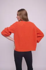 Cárdigan fucsia de mohair con cuello redondo, mangas largas y botones al tono.