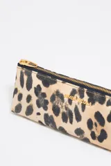 Neceser Bimba y Lola con estampado animal print, cierre de cremallera dorada y logo metálico dorado.