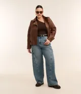 Blusa marrón de microfibra con elastano, de hombro único y bretel mediano.