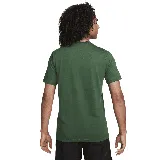 Camiseta Nike Club color verde con logo blanco bordado en el pecho.
