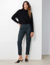 Pantalón de vestir ajustado, color verde oscuro con estampado cuadrillé sutil, tiro medio/alto y abertura en el ruedo.