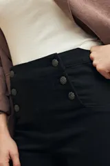 Pantalón Oxford negro de tiro alto con bolsillos delanteros y traseros.