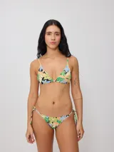 Parte inferior de bikini con estampado floral tropical en tonos verde, negro, azul claro y salmón. Diseño de corte bajo con tiras ajustables laterales.