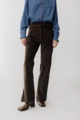 Pantalón de pana marrón con corte acampanado y abertura en el ruedo.