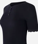 Blusa color caramelo de rib con cuello redondo, manga corta con detalle de retilínea contrastante en blanco y cierre frontal con botones.