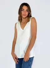 Musculosa color lila de tejido waffle con escote en V y terminaciones desflecadas.